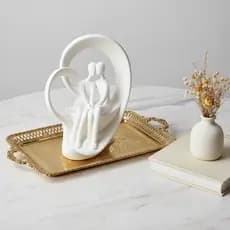 Estátua Decorativa Contemporânea Casal Apaixonado Branco para Sala de Estar e Prateleiras