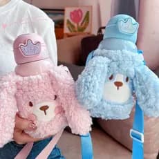 Garrafa + bolsa Térmica Infantil Pelúcia com Copo Integrado 500ml com Alça e Design ovelha Fofo