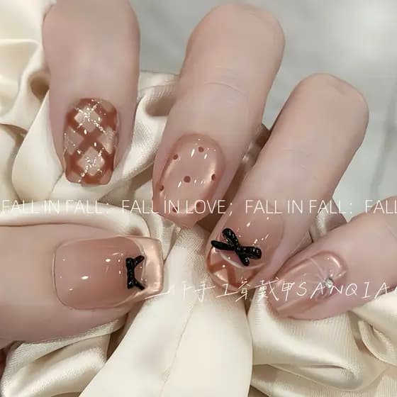 [Padrão xadrez de café com leite] Arco francês outono inverno novo estilo branco High-End unhas usadas à mão estilo médi