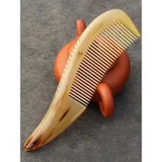 Um pacote branco chifre de iaque pente denso suave pente de cabelo grosso dente Curling pente doméstico portátil comprim