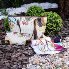 Kit Praia Completo com Bolsa, Toalha, Necessaire e Chinelo – Estampa Tropical, Material Resistente