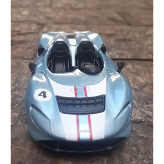 Miniatura Mclaren Elva Azul Claro Kinsmart 1/36 Metal e Fricção.