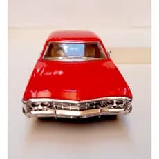Miniatura Chevrolet Impala Vermelha 1967 Kinsmart 1/43 Metal e Fricção