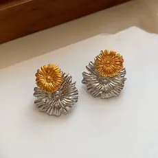 Brincos de flores tridimensionais de duas cores dourados e prateados para mulheres brincos leves de luxo