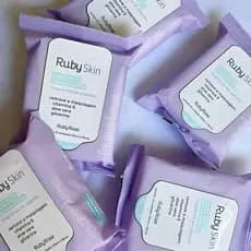 Lenço Demaquilante Rose Ruby Skin Tira Maquiagem: Extra Suave, Hidratação Intensa e Remove Maquiagem Waterproof HB203