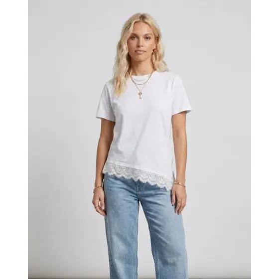Camiseta Feminina Assimétrica com Detalhe em Renda Elegante Sofisticada Versátil Confort Blogueira Premium