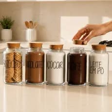 Kit Cantinho do Café - ESCOLHA SEU KIT - Potes de Vidro 810 ml com Tampa de Cortiça + Adesivos ou Sem