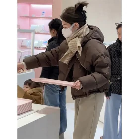Jaqueta acolchoada grossa feminina estilo curto 2026 inverno novo estilo versão coreana pequena jaqueta de pão com capuz