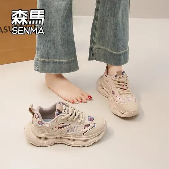 Senma sapatos femininos 2026 novo estilo de venda quente verão pequenas pessoas aumentando esportes All-match venda quen