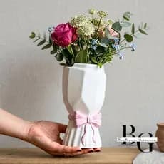 Vaso Buquê Decorativo em Gesso com Laço | Ideal para Flores e Arranjos