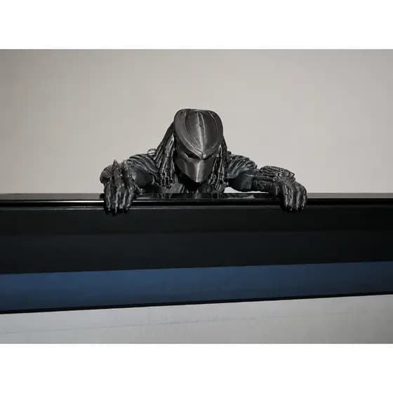 Predador de Monitor – Estátua Decorativa Geek para Setup Gamer