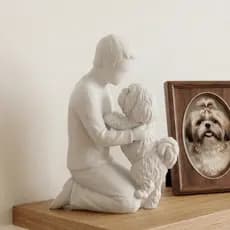 Estátua Decorativa Homem e Cachorro Shih Tzu - Escultura Afeto e Amor Pelos Pets Luxo