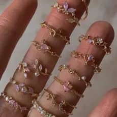 Anel de zircônia colorida estilo INS com vários elementos em forma de coração, laço e flor, ajustável para o dedo indica