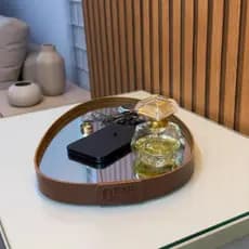 Bandeja Decorativa Oval Espelho Orgânico Couro Caramelo 36x25cm Sala Quarto Banheiro Entrada