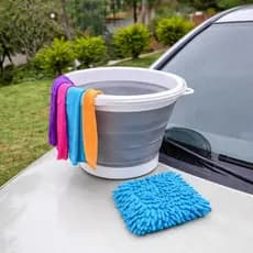 Kit Para Limpeza de Carro e Moto C/ Balde Retrátil Prático, Luva Anti Risco e 5 panos de Microfibra Limpeza Prática