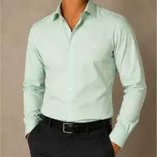 Camisa listrada masculina de corte slim para ocasiões formais.