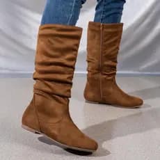 Novas botas femininas de cano médio, design plissado em camadas, zíper lateral, botas de camurça planas estilo western.