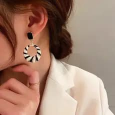 [Estoque pronto] Brincos listrados pretos e brancos moda feminina retrô exagerados brincos circulares exclusivos novo es