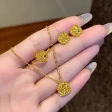 [Estoque pronto] Zhoujia Strobe Sugar Cube Brincos Colar Conjunto Cor Dourada Escovado Pequeno Anel Quadrado Pingente Co