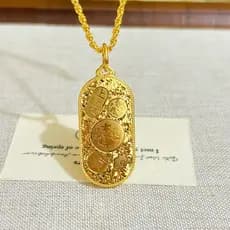 [Estoque pronto] Areia Ouro Esmagado Gelo Gelo Palavras Auspiciosas Tag Moda Luz Luxo Fushun Peace Nafu Pingente Feminin