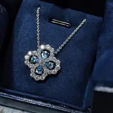 [Estoque pronto] Colar de trevo de quatro folhas leve luxo cheio de diamante água-marinha corrente de clavícula ins esti