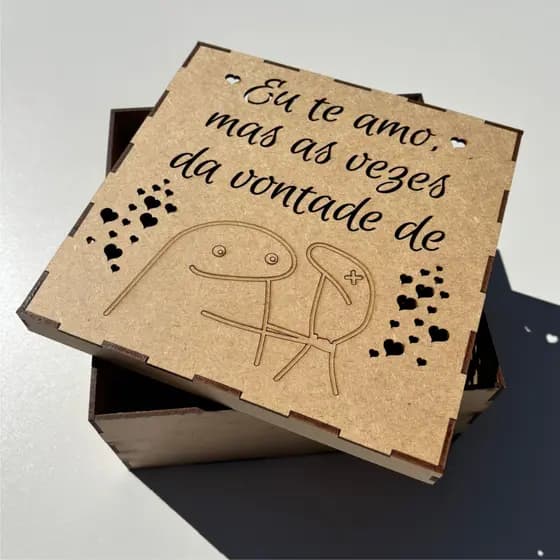 Caixa MDF Crú Personalizada 20x20x10 com Frase Engraçada "Eu te amo, mas..." - Presente Criativo