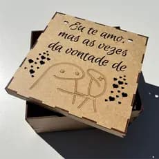 Caixa MDF Crú Personalizada 20x20x10 com Frase Engraçada "Eu te amo, mas..." - Presente Criativo