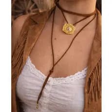 Colar Country Feminino Choker com Pingente Inicial Gravatinha – Estilo Western Boho Ajustável