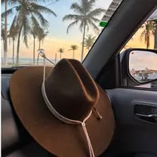 Suporte para Carro pendurar chapéu e boné country Couro Trançado com Ventosa Western Praia