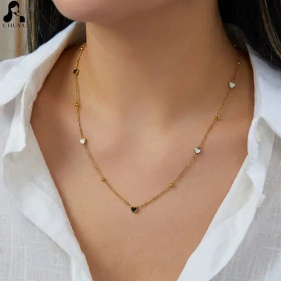 Colar Coração Yin Yang Preto e Branco em Aço Inoxidável com Corrente Dourada e Pingente de Resina Esmaltada, Joia Minima