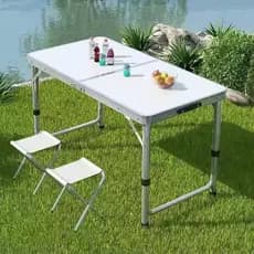 Kit Mesa Dobrável Portátil Vira Maleta Camping Churrasco (120X60cm) com 4 Banquinhos Dobráveis Brancos