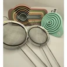 Kit Confeitaria Essencial – Medidores + Peneiras + Funil de Silicone - Cozinha Prática