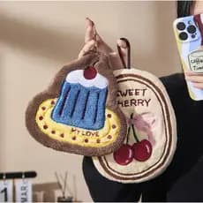Conjunto de lenços com estampa de bolo e cereja.