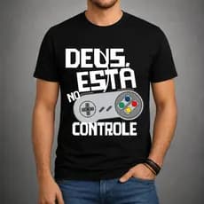 Camiseta Masculina Deus Está no Controle Gamer Casual Retrô Algodão Premium