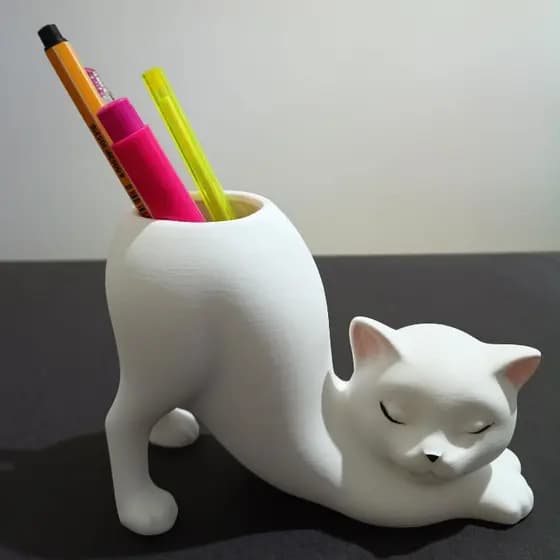Gato se espreguiçando - Porta canetas, pincéis, lápis, flor artificial entre outros – 10 cm | PLA