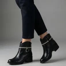 Bota Feminina Casual Salto Bloco Detalhe Strass Cano Curto