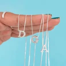 Colar letra inicial cravejada banhado à prata 925 Elegante e estiloso