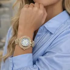 Relógio Feminino em trevo Quartz Dourado Cravejado inspiração Virgínia