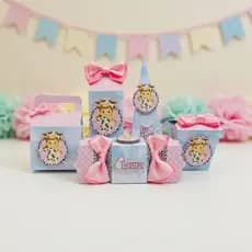 Kit 25 Lembrancinhas Personalizadas Eu amo Tetê Menina Festa Infantil Pegue e Monte com Apliques 3D e Laços Decorativos
