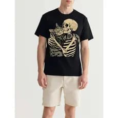 Camiseta Estampa Esqueleto Abraçando Gato, Arte Dark Sensível com Contraste Entre Vida e Morte, Ilustração Impactante