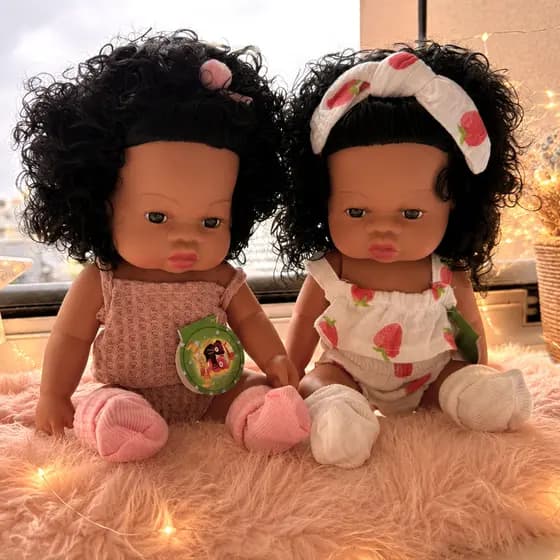 Bebê Reborn Negra 35cm + Fralda | Cabelo C/ Laço | Roupinha e Meia | Pode Banho | Presente | Crianças