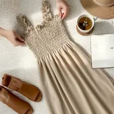 Vestido Festa e Casual com Lastex no Busto Tecido Leve Duna Midi Longo Estilo Romântico com Alças e Babados Soltinho