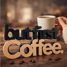 Placa Decorativa “But First Coffee” – Ideal para Cantinho do Café