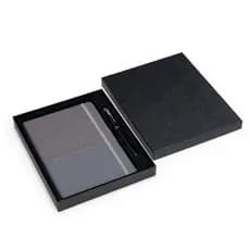Kit Cadernos + Caneta Premium ( Duas Peças) – Design Executivo, Capa Dupla e Acabamento Sofisticado Liso