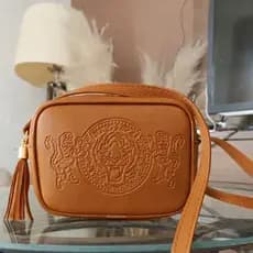 Bolsa Quadrada Transversal Colcci Feminina Elegante com Identidade Marcante e Estilo Único