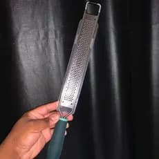 Ralador Zester Profissional Aço Inox 40cm com capa protetora Queijos Limão Alho e Especiarias