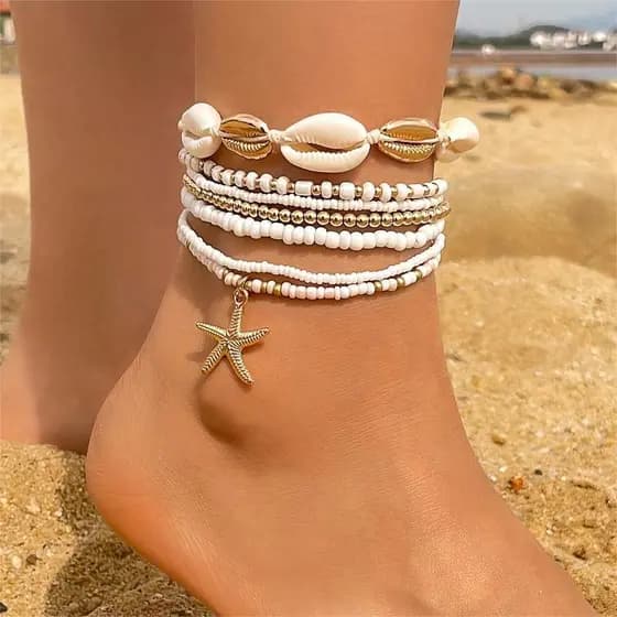 Conjunto de pulseiras em estilo boêmio, com conchas, miçangas e estrelas-do-mar.