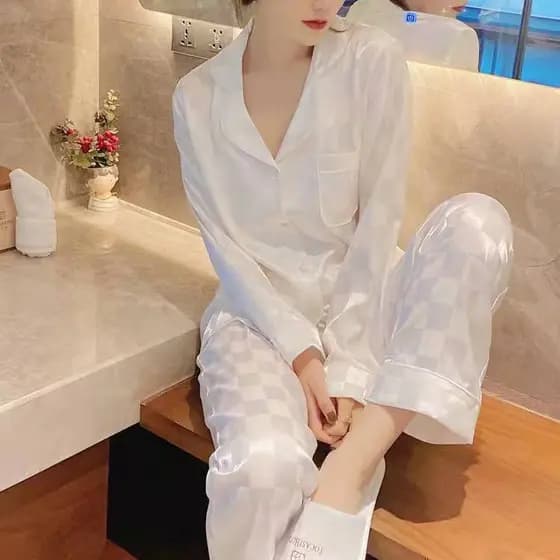 Pijamas femininos modernos, feitos de seda sintética, com padrão xadrez jacquard, conjunto de duas peças, de manga compr