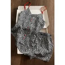 Pijamas de seda gelada de design sofisticado para mulheres, conjunto de camisola e shorts de luxo leve para uso doméstic
