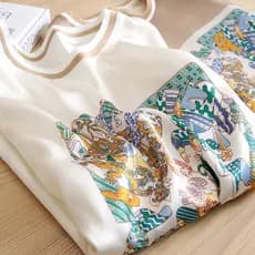 Excepcionalmente impressionante, direto do fabricante original~ Camiseta feminina de seda com patchwork e estampa, top d